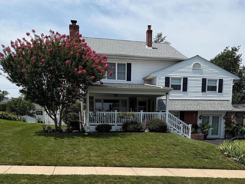 1st image of 320 Columbia Pl