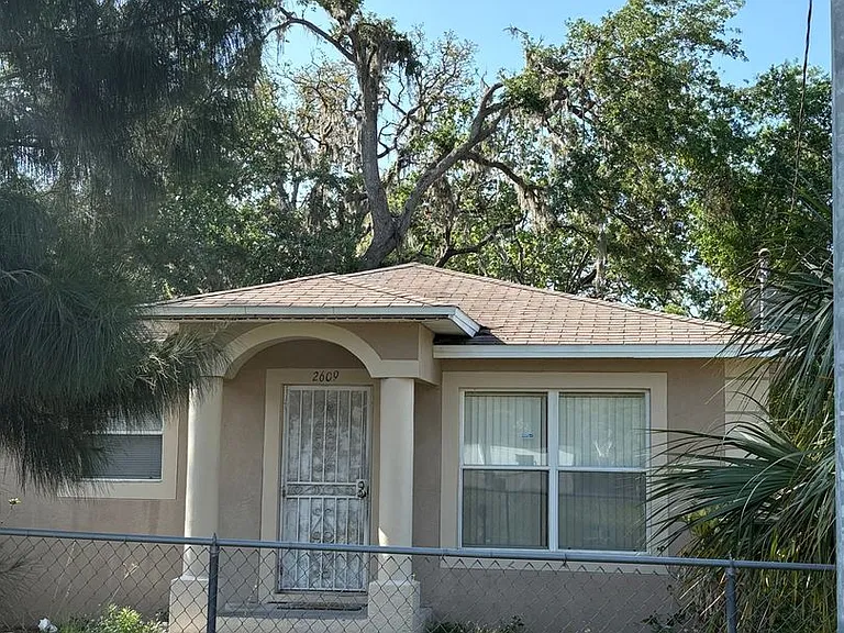 2609 E Emma St — Photo 1