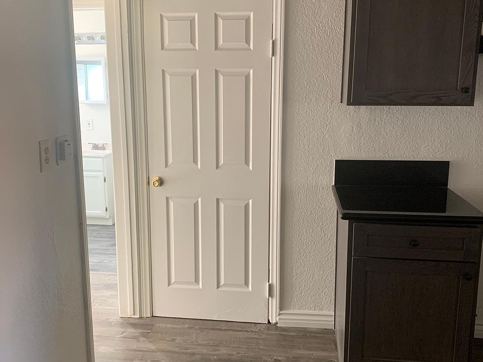 2nd image of 2920 Kenwood Ave #201