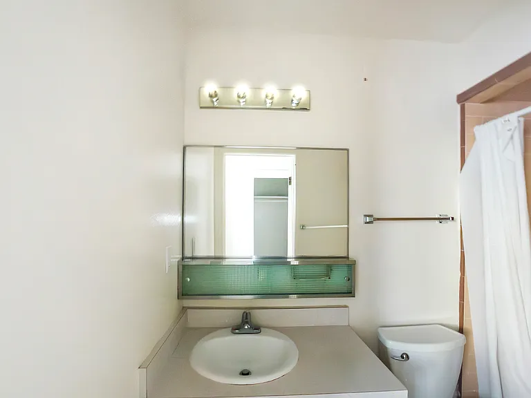 Curtner Villa Apartments — Photo 23
