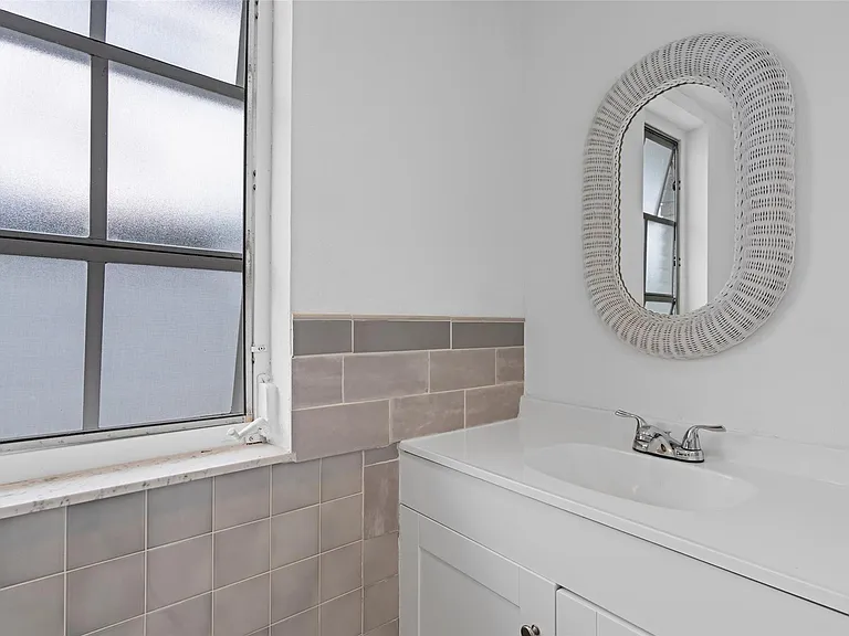 9010 Gardens Glen Cir — Photo 32