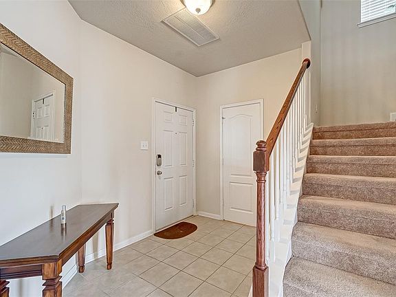 Elegant entry to receive guests