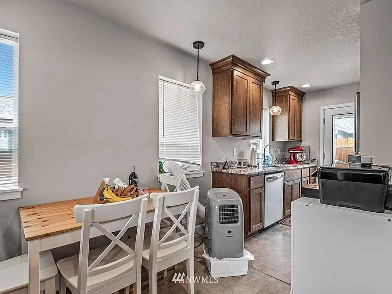 407 Long Ave — Photo 3