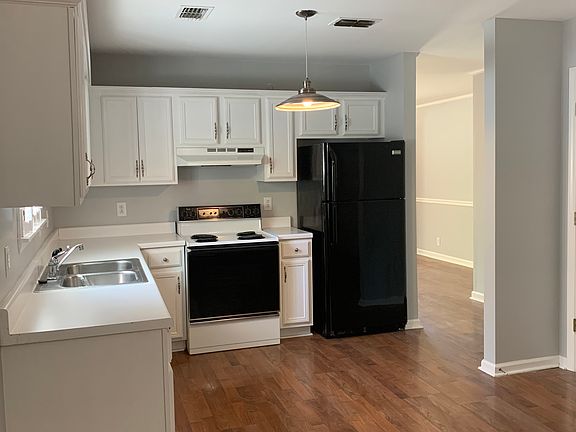 Kitchen & Eat in Dining
