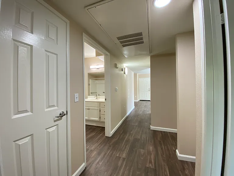 Sunny Creek Apartments — Photo 15