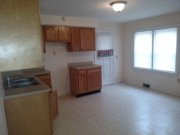 5th image of 216 Howland St.