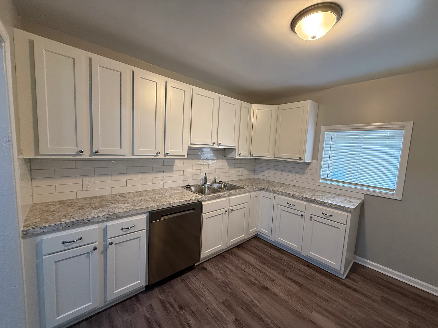 3 bed, 1.5 bath, 1327 sqft, $2,000 — Photo 3
