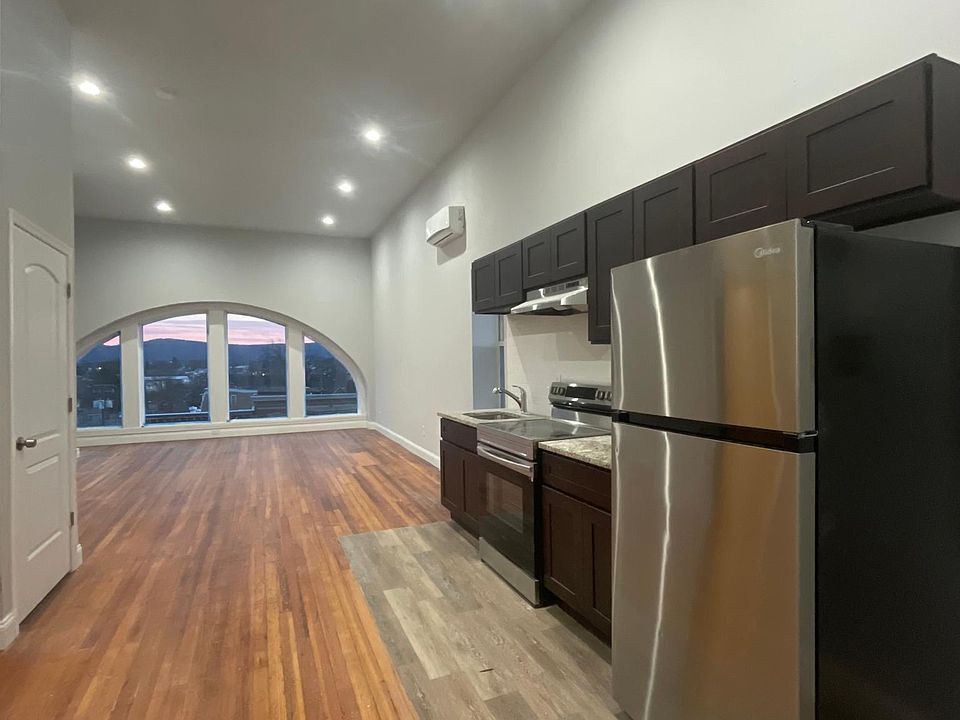 2nd image of 1033 W Hamilton St #Penthouse