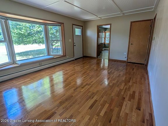 5th image of 1033 W Round Lake Rd