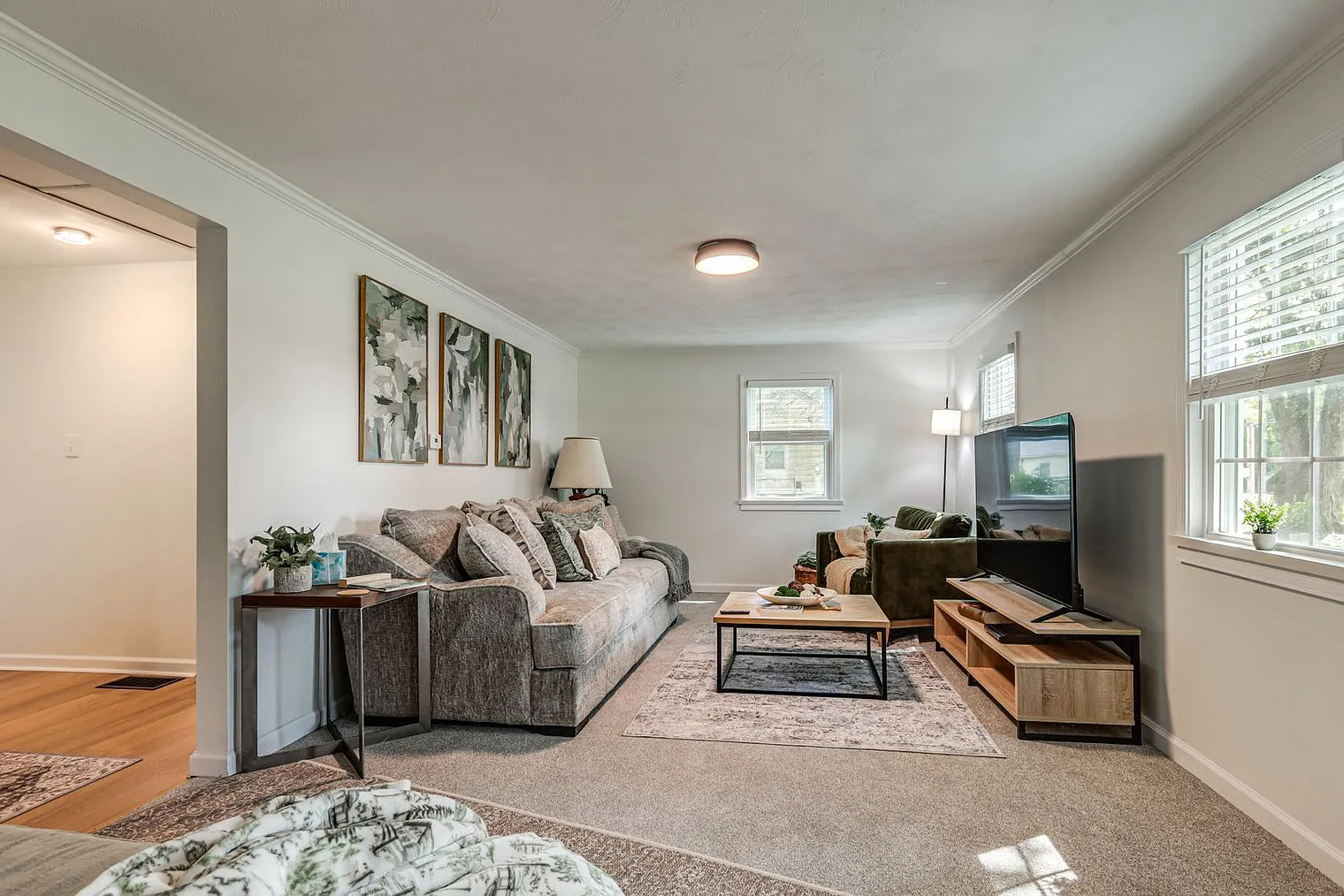 3 bed, 1.0 bath, 1636 sqft, $3,612 — Photo 3