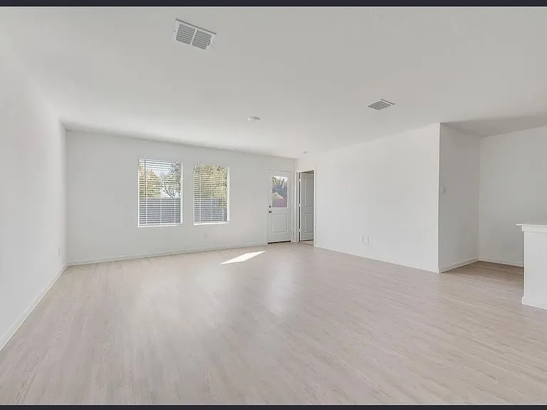 2032 Derby Ln — Photo 3