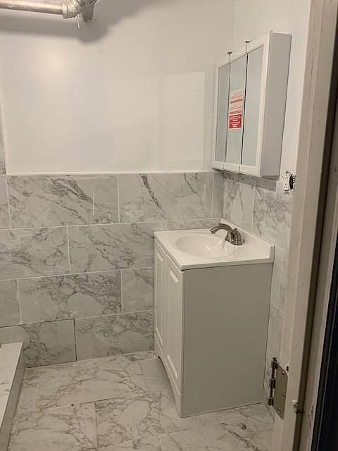 2nd image of 1460 Saint Lawrence Ave #1