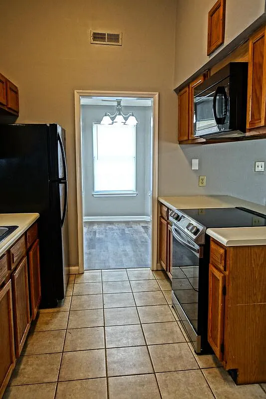 3 bed, 2.0 bath, 1275 sqft, $1,400 — Photo 2