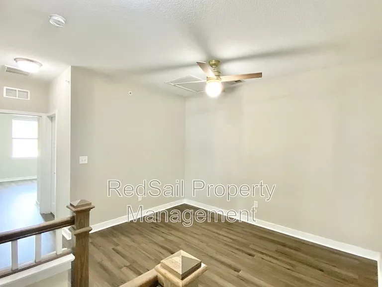 208 Fishers Ct — Photo 13