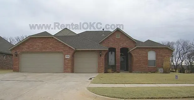928 Ashwood Ln — Photo 3