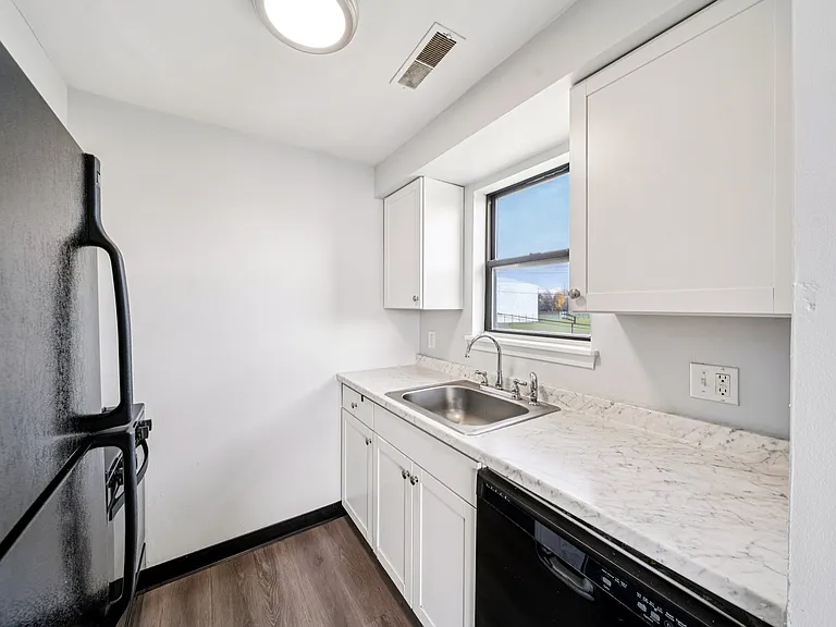 Manhattan Square Apartments — Photo 30