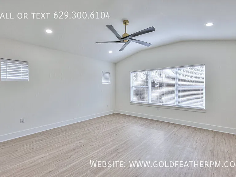402B E Trinity Ln — Photo 16