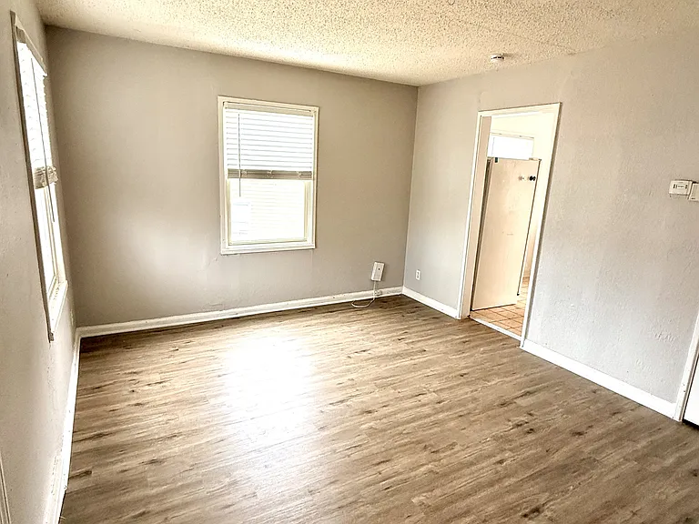 9534 Charlotte St — Photo 3