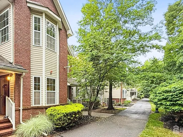 90 Forest Dr, Piscataway, NJ 08854