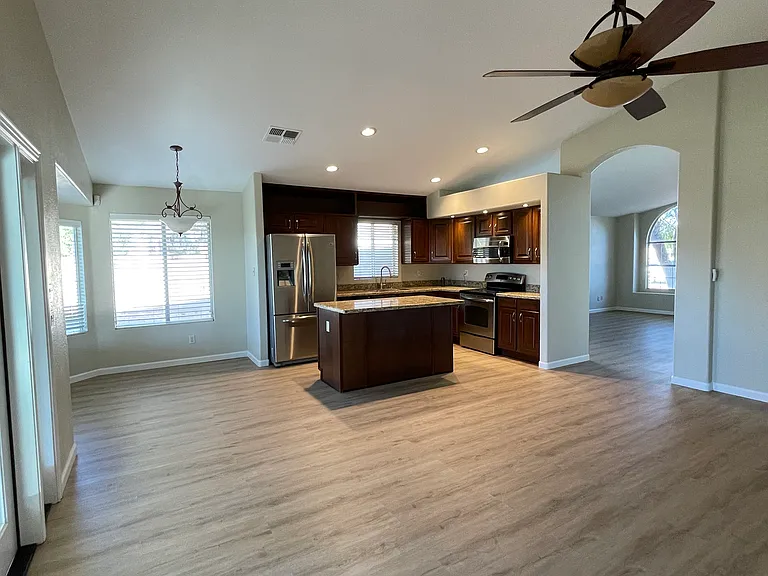742 N Slate St — Photo 4