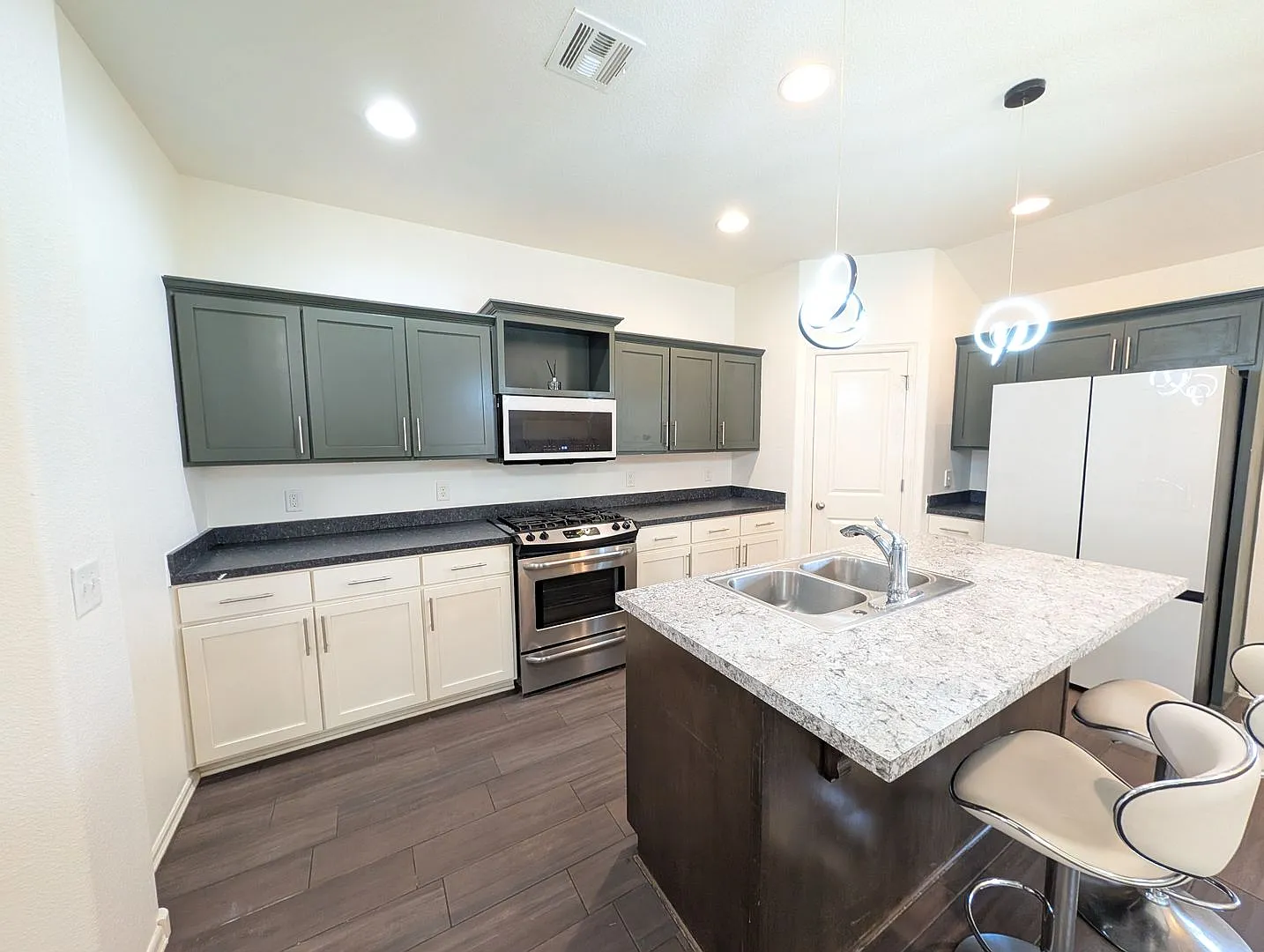 Chic 3 bedroom in Jenks with neighborhood park — Photo 4