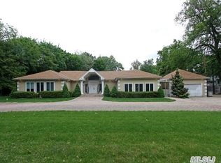 511 Old Westbury Rd, Roslyn Heights, NY 11577