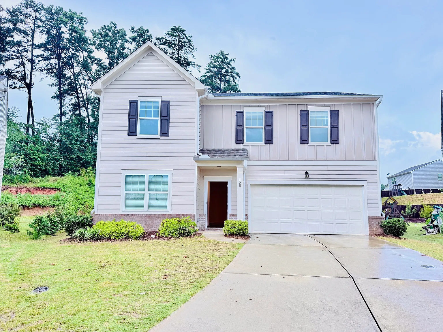 4 bed, 2.5 bath, 2512 sqft, $2,000 — Photo 1