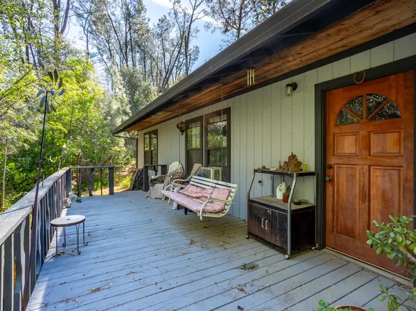 14311 Indian Acres Trl, Redding, CA 96003