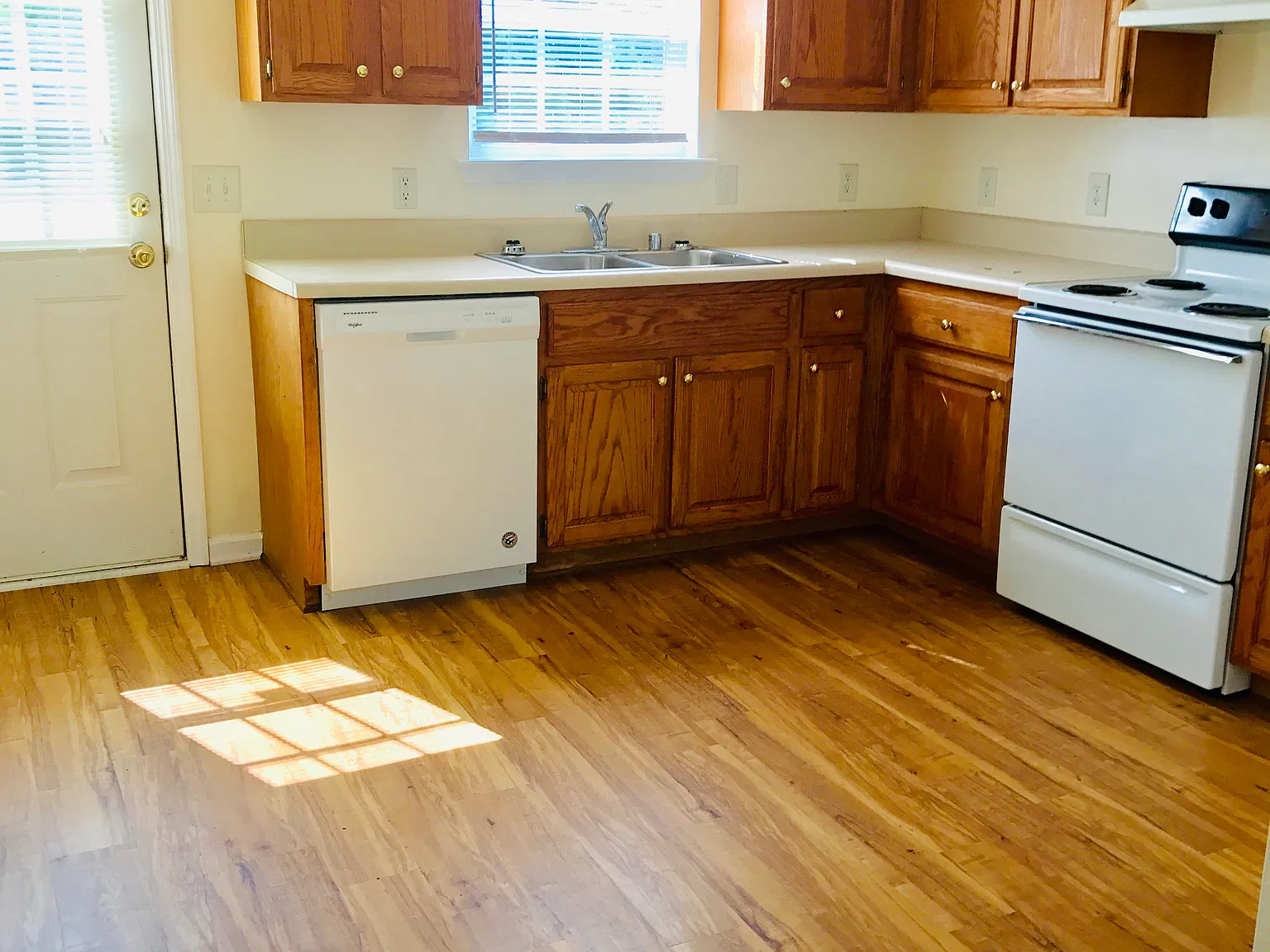 2 bed, 1.5 bath, 850 sqft, $975 — Photo 1