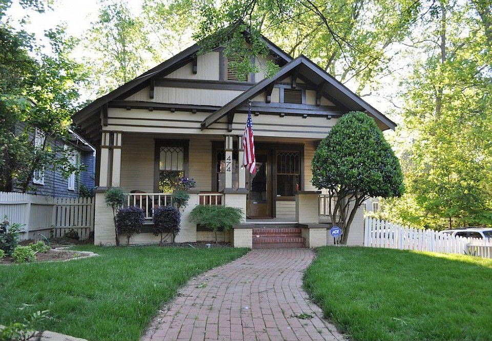 Classic 1920's bungalow features beautiful period details and all the modern conveniences you could want. Centrally located to walk to all your n-hood parks, restaurants, shops, elementary school and more...