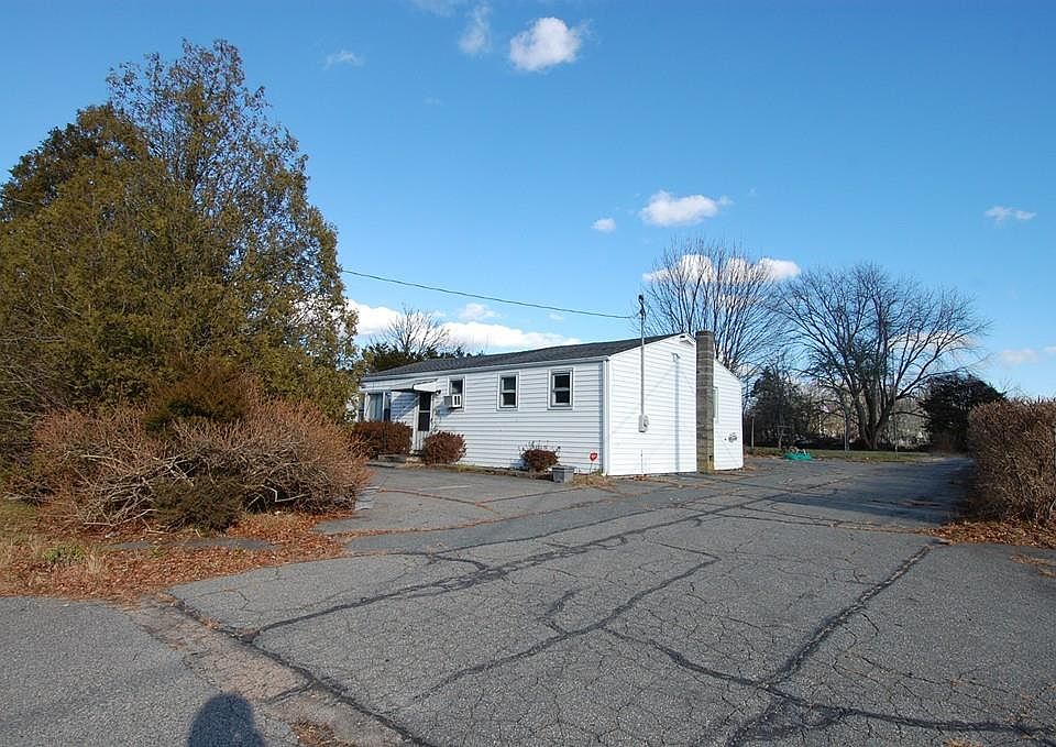 2nd image of 568 Russells Mills Rd