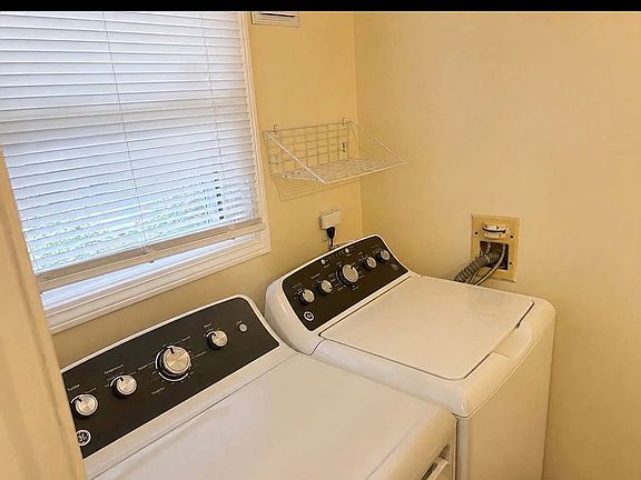 3rd image of 4 Smithfield Rd APT 17