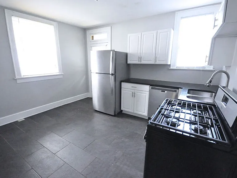 388 Hanford St — Photo 4