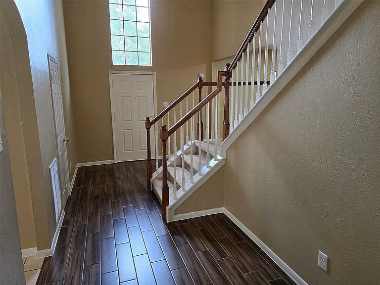 1820 Branch Hill Dr — Photo 7