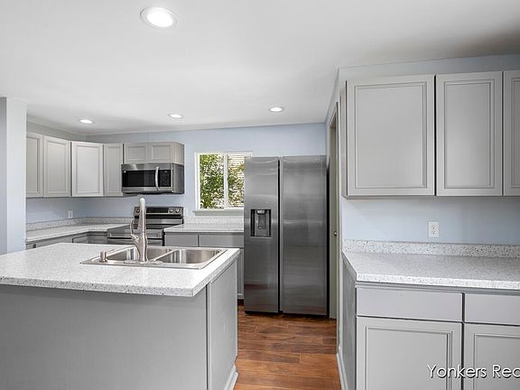 5th image of 423 W Superior St