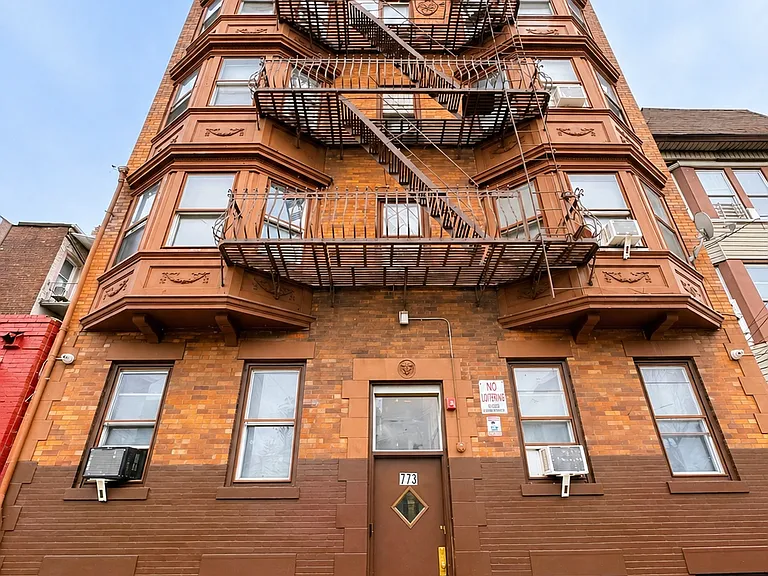 773 E 19th St #B1 — Photo 1