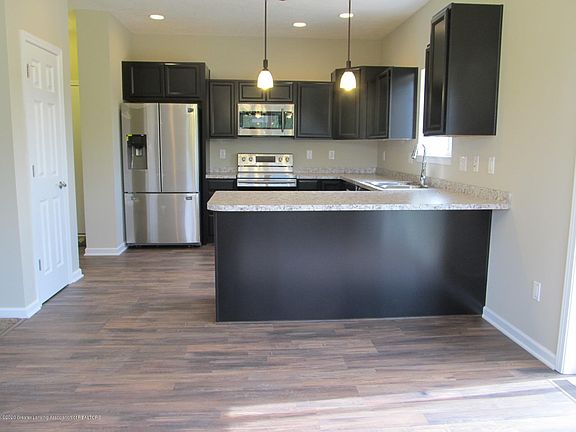 3rd image of 712 Oakwood Dr