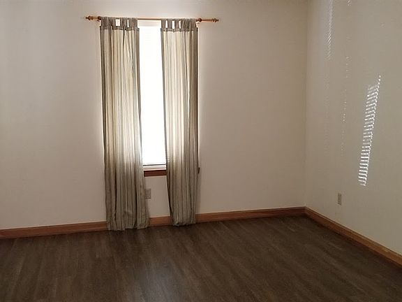 4th image of 390 Fox Brier Dr