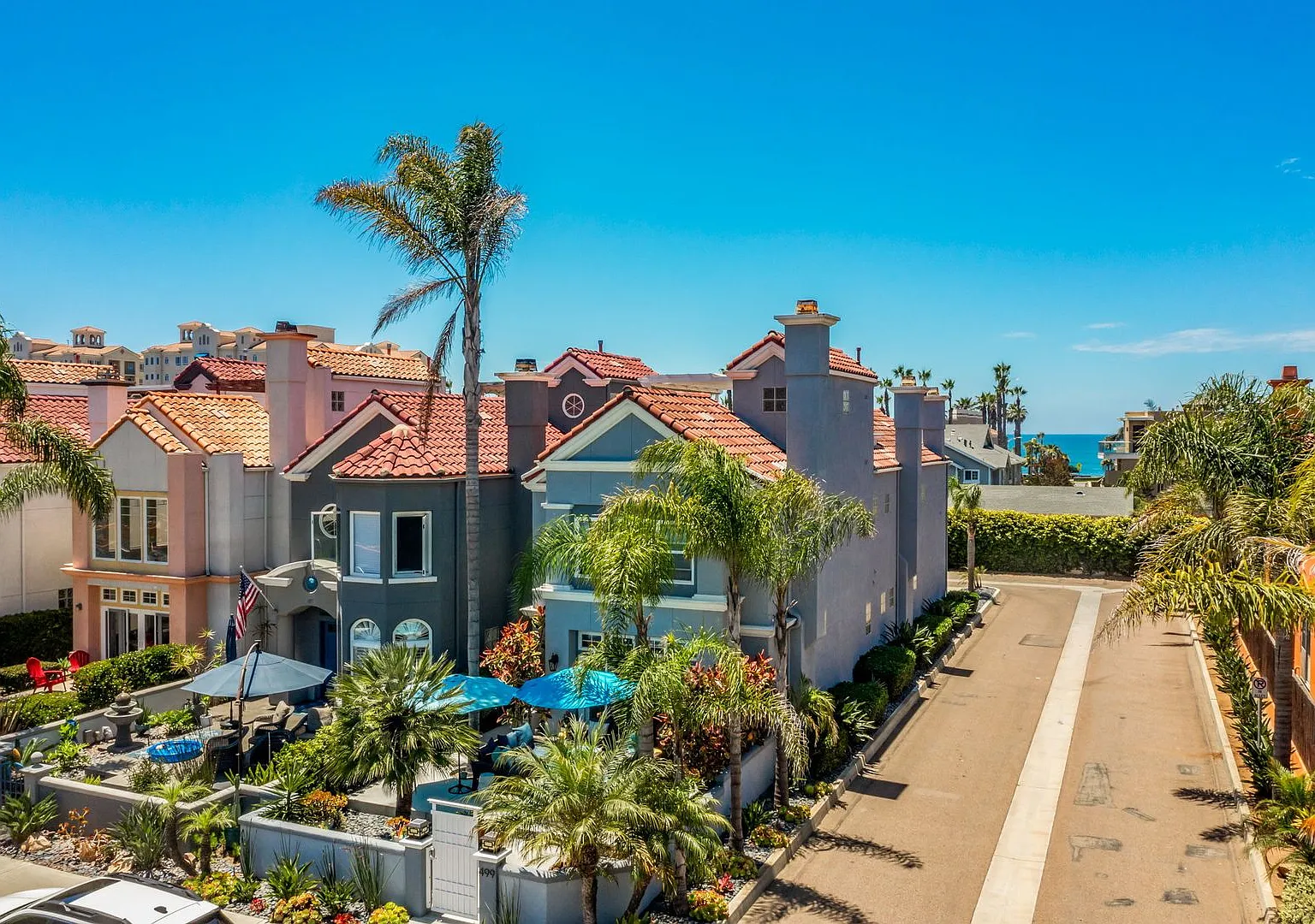 Exquisite Beachside Retreat with Ocean Views and Modern Comforts — Photo 3