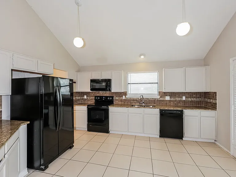 6423 Woodstream Trl — Photo 8