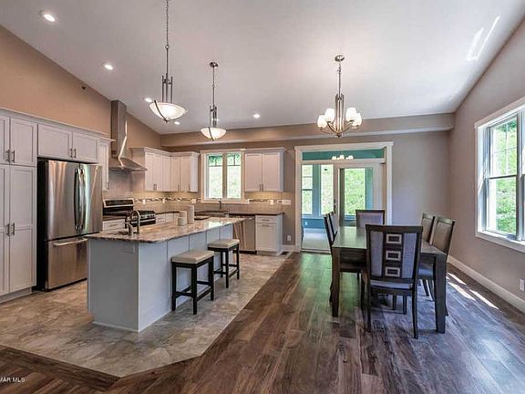 4th image of 396 Valley Oaks Dr