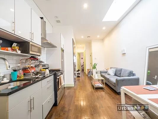 2nd image of 688 Jefferson Ave #3R