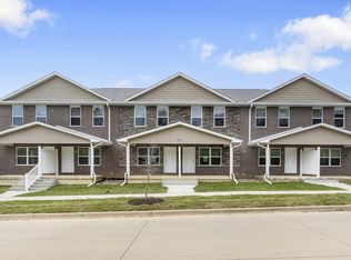 2202 River Bluff Dr NW, Cedar Rapids, IA 52405