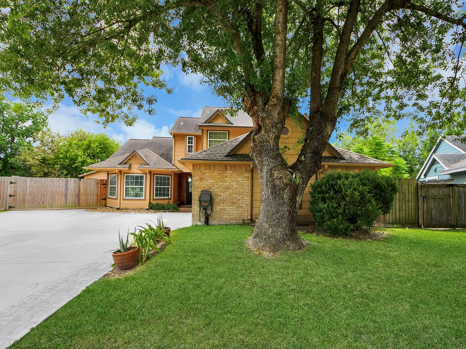4 bed, 2.5 bath, 2210 sqft, $2,500 — Photo 3
