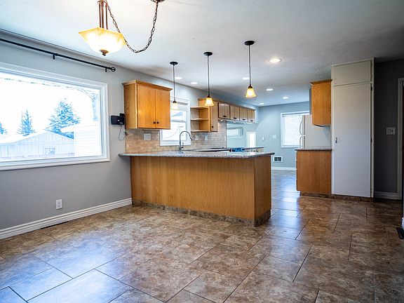 5th image of 605 Lincoln Dr