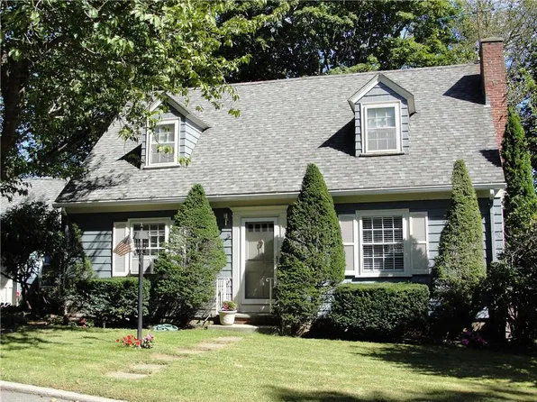 21 Peckham Ave, North Providence, RI 02908