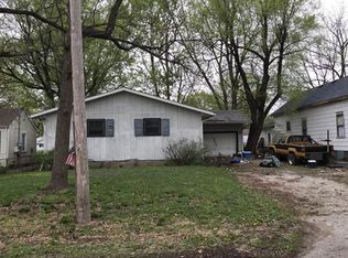 921 E Stevenson St, Taylorville, IL 62568