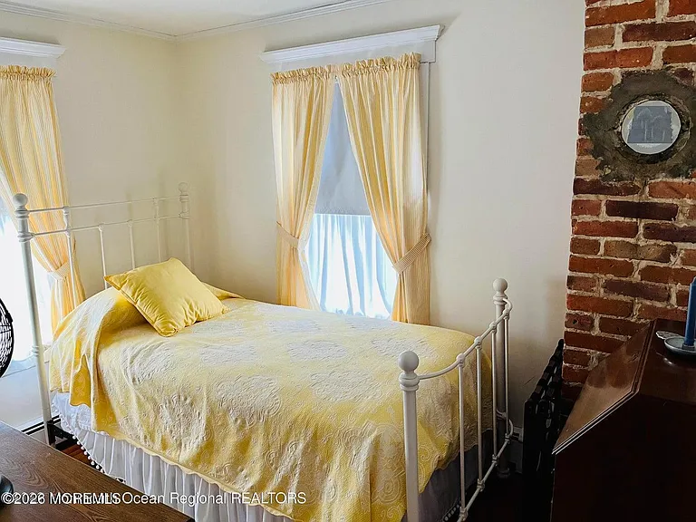 214 Howe St — Photo 13