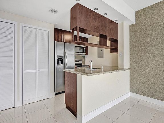 5th image of 275 NE 18th St APT 1602
