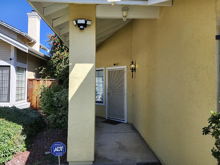 4839 Knollcrest Dr — Photo 4